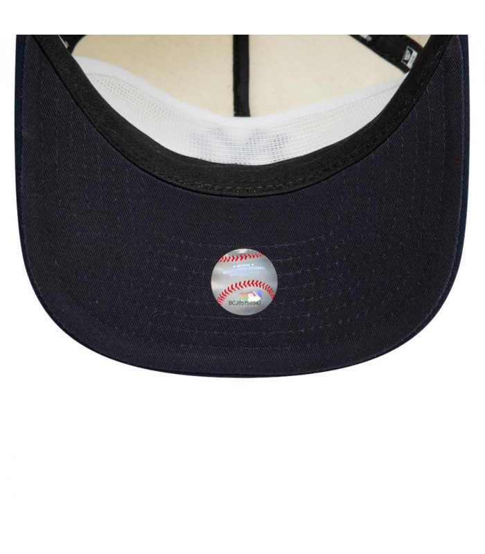 Golfer New York Yankees MLB Side Script Light Beige