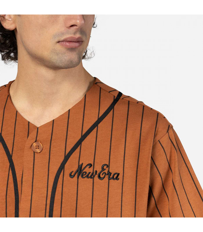 Polera New Era Script Essential Med Brown
